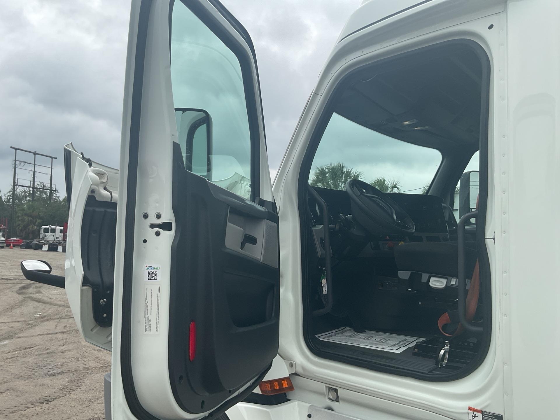 2019 Freightliner Cascadia 126