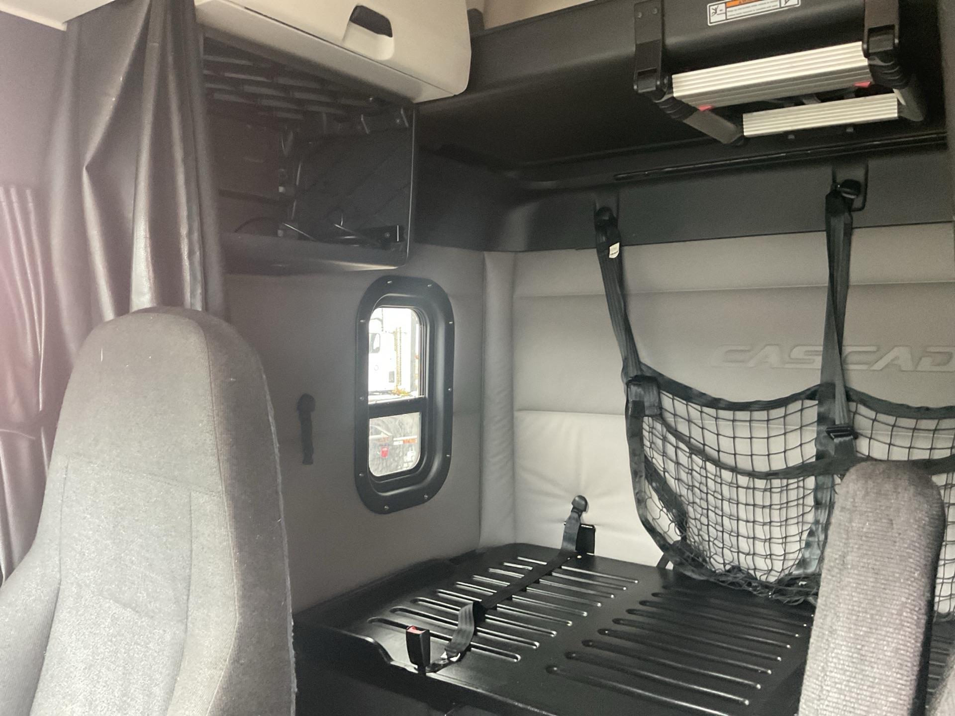 2019 Freightliner Cascadia 126