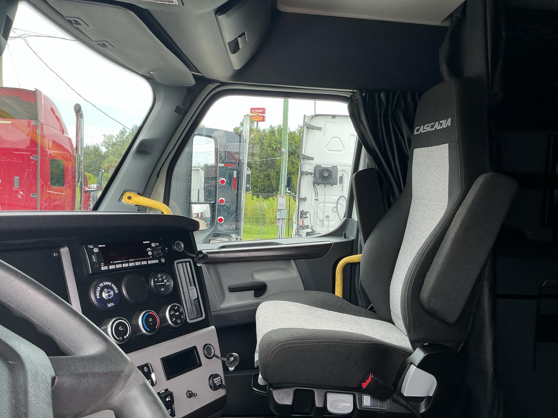 2022 Freightliner Cascadia 126