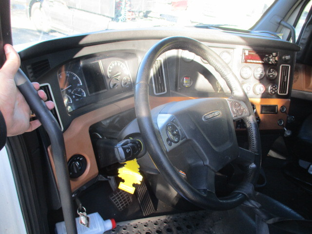 2020 Freightliner Cascadia 126