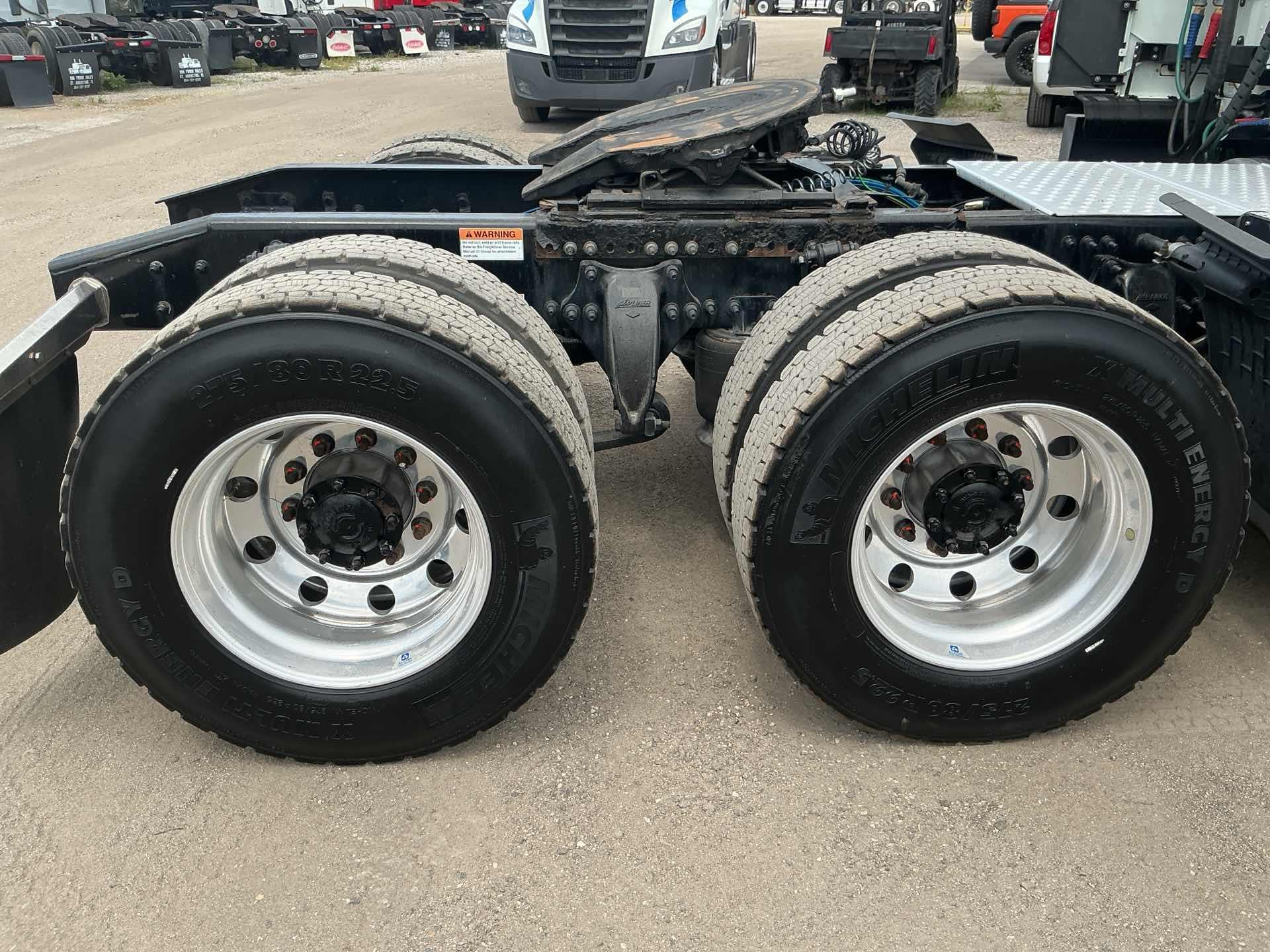 2022 Freightliner CASCADIA 126