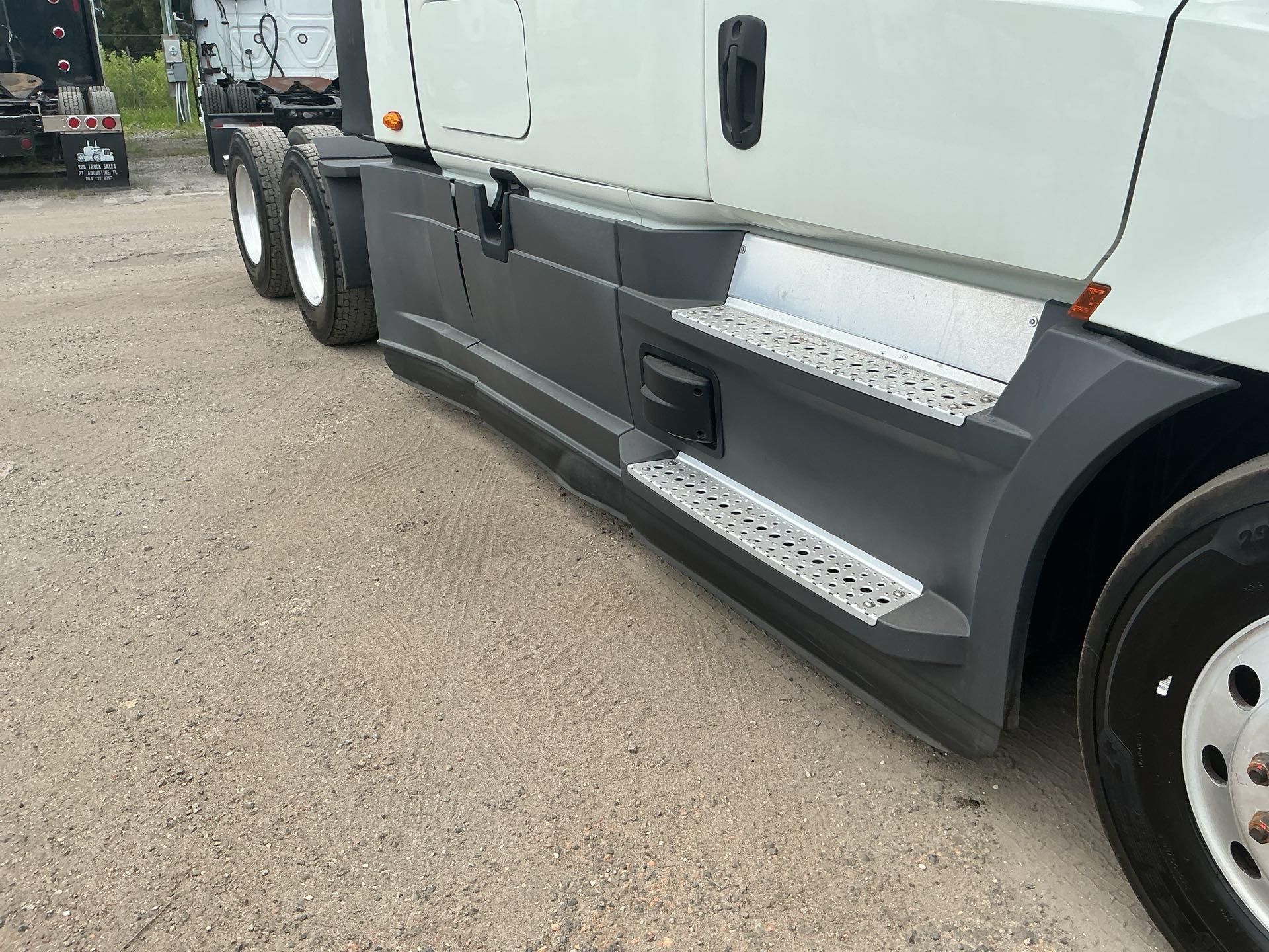 2022 Freightliner CASCADIA 126