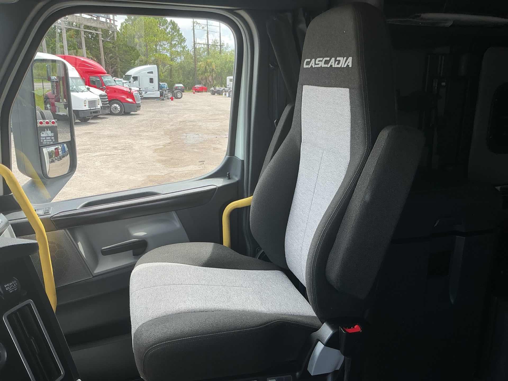 2022 Freightliner CASCADIA 126