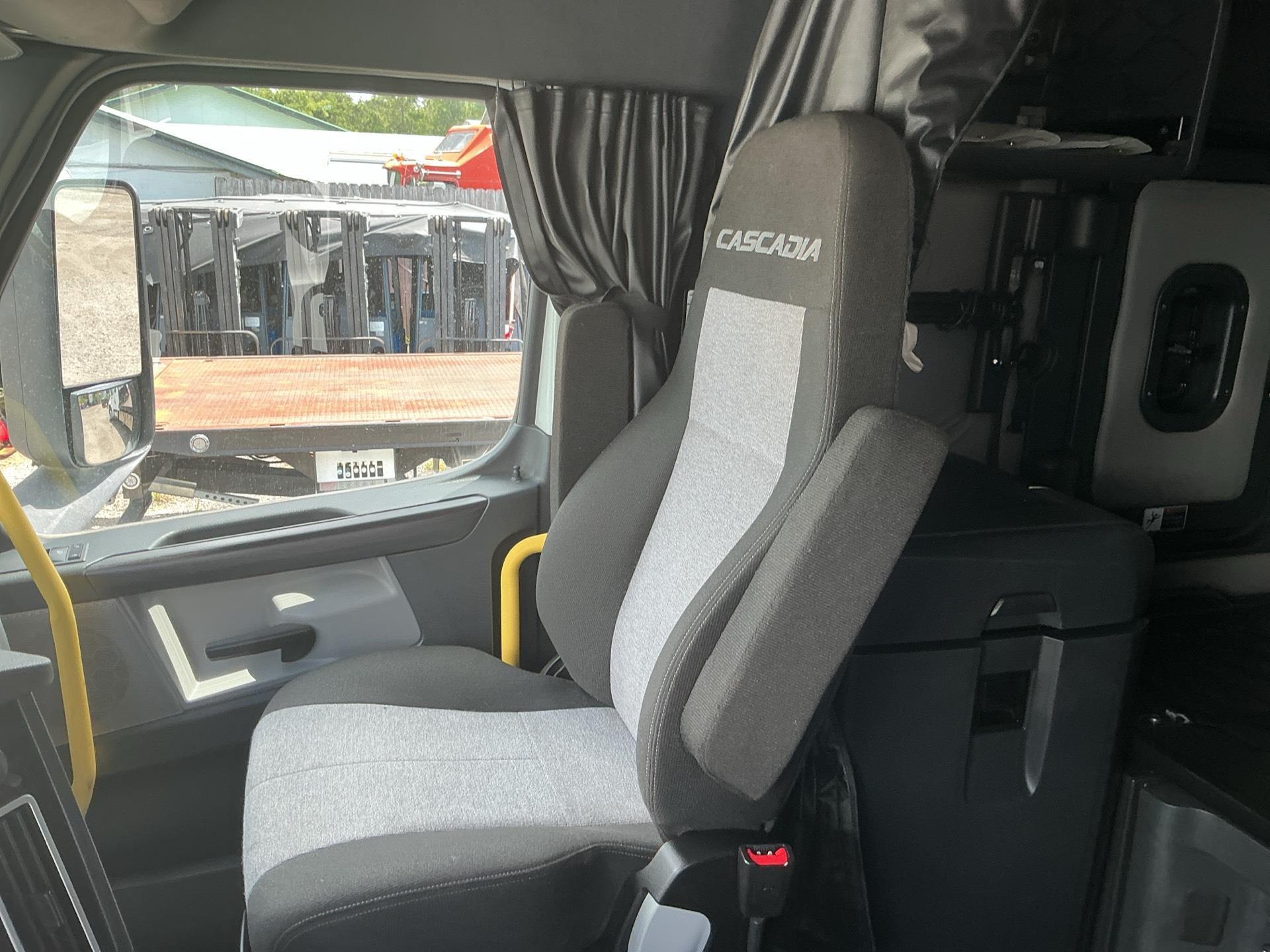 2023 Freightliner CASCADIA 126