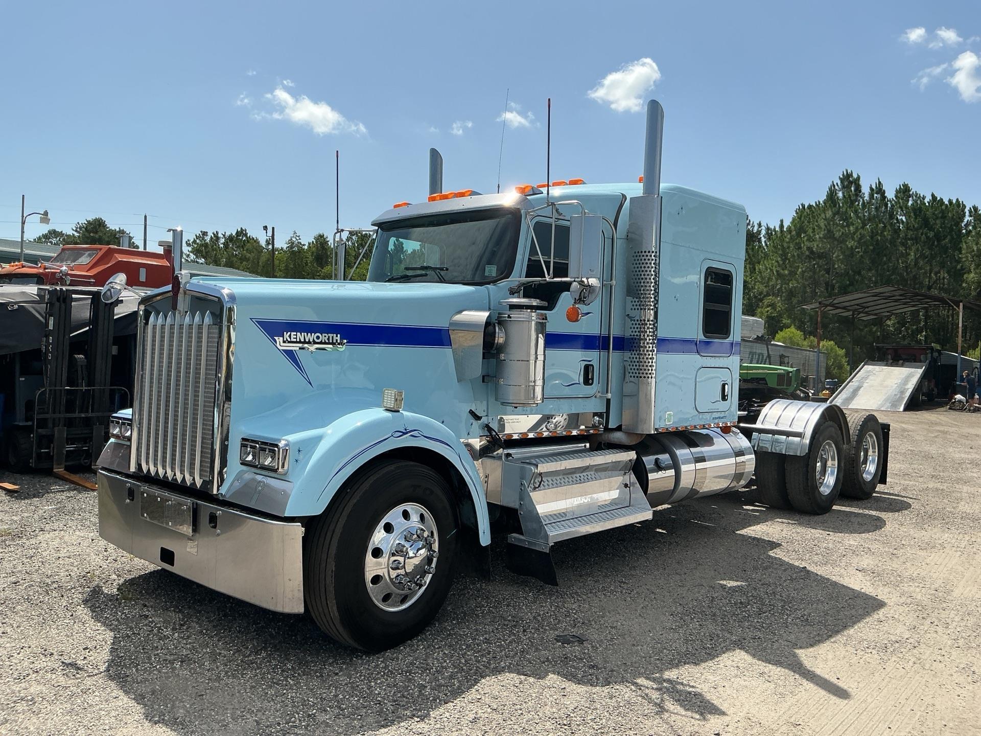 2021 Kenworth W900
