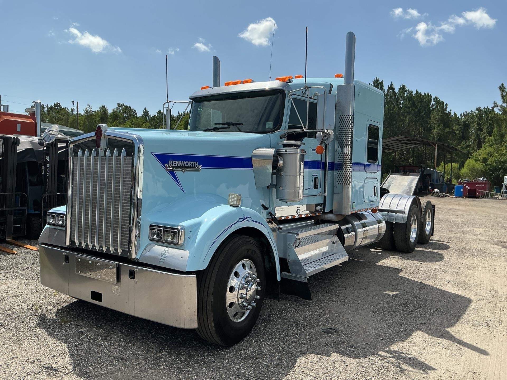 2021 Kenworth W900