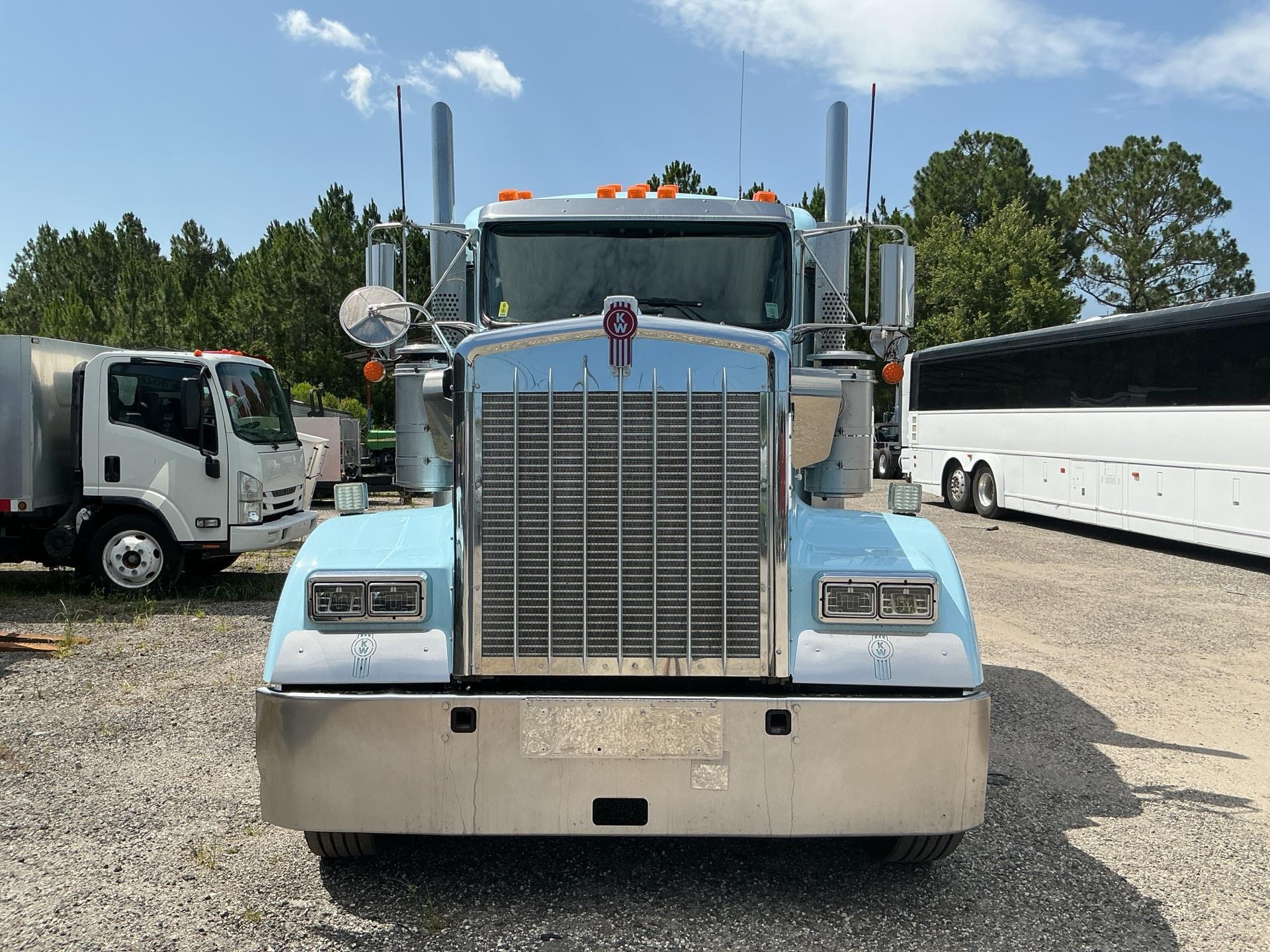 2021 Kenworth W900