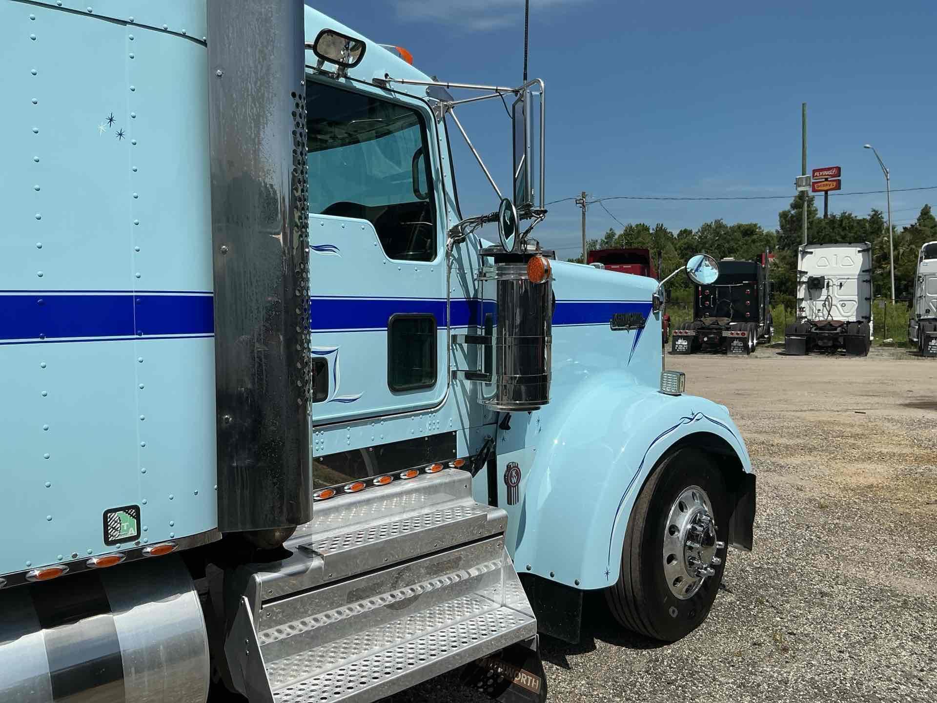 2021 Kenworth W900
