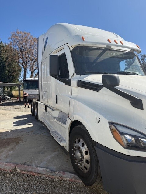 2021 Freightliner Cascadia 126