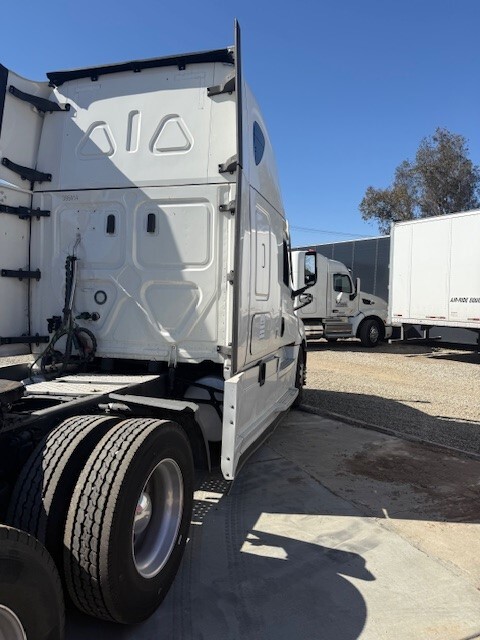2021 Freightliner Cascadia 126