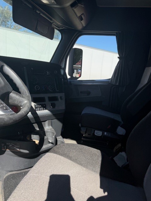 2021 Freightliner Cascadia 126