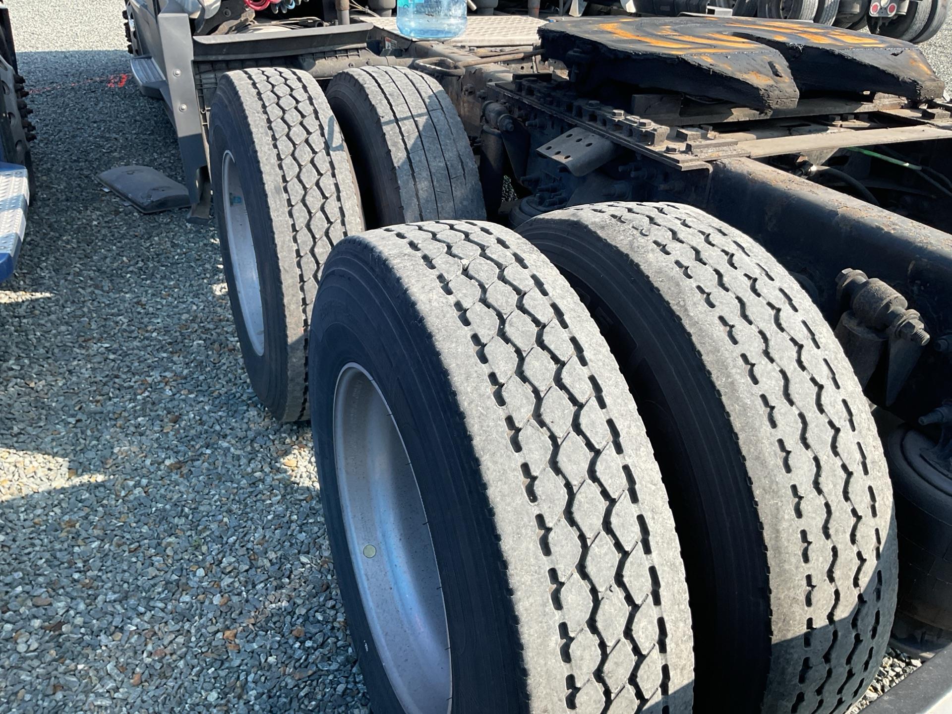2020 Freightliner CASCADIA 126