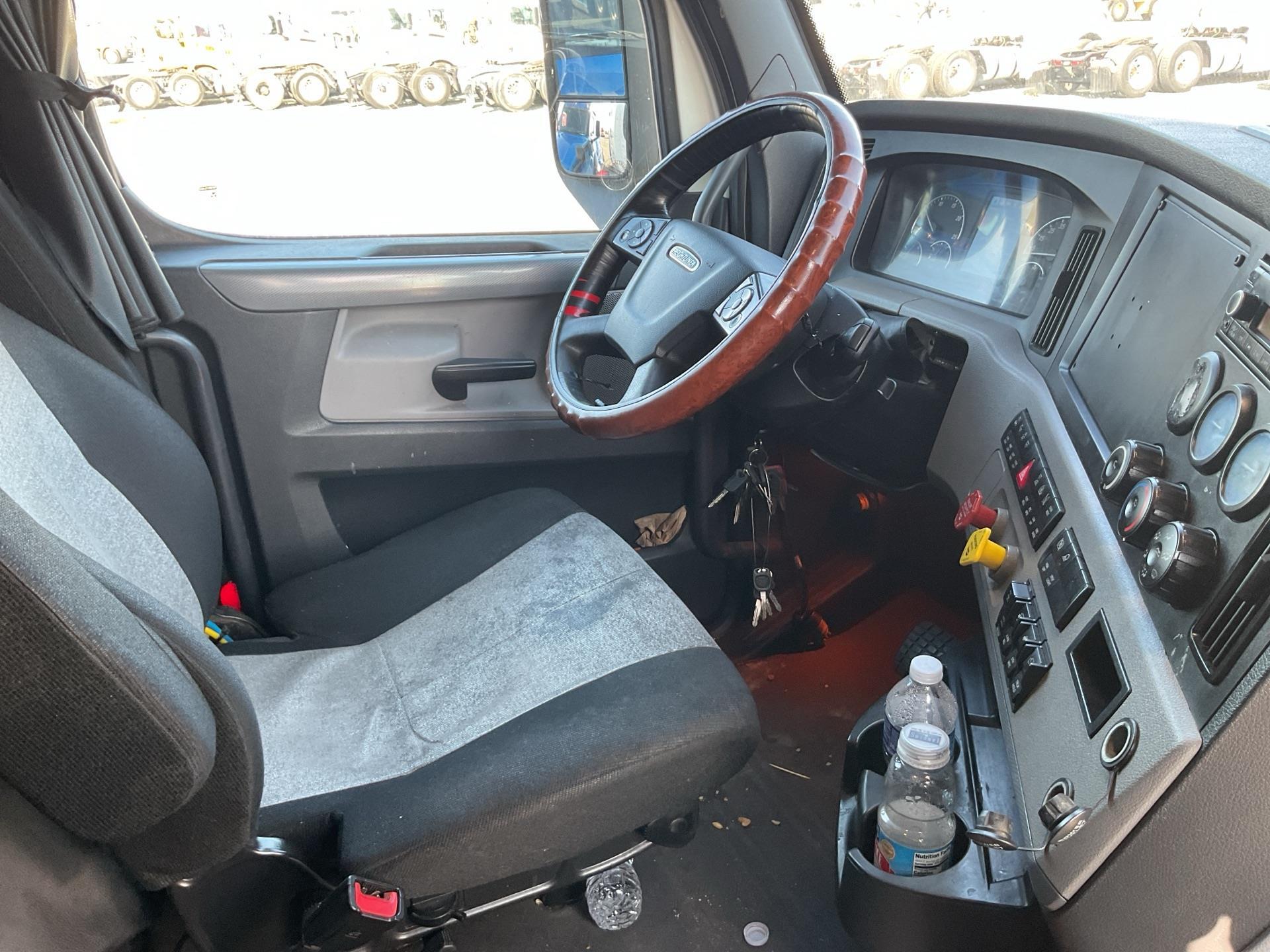 2020 Freightliner CASCADIA 126