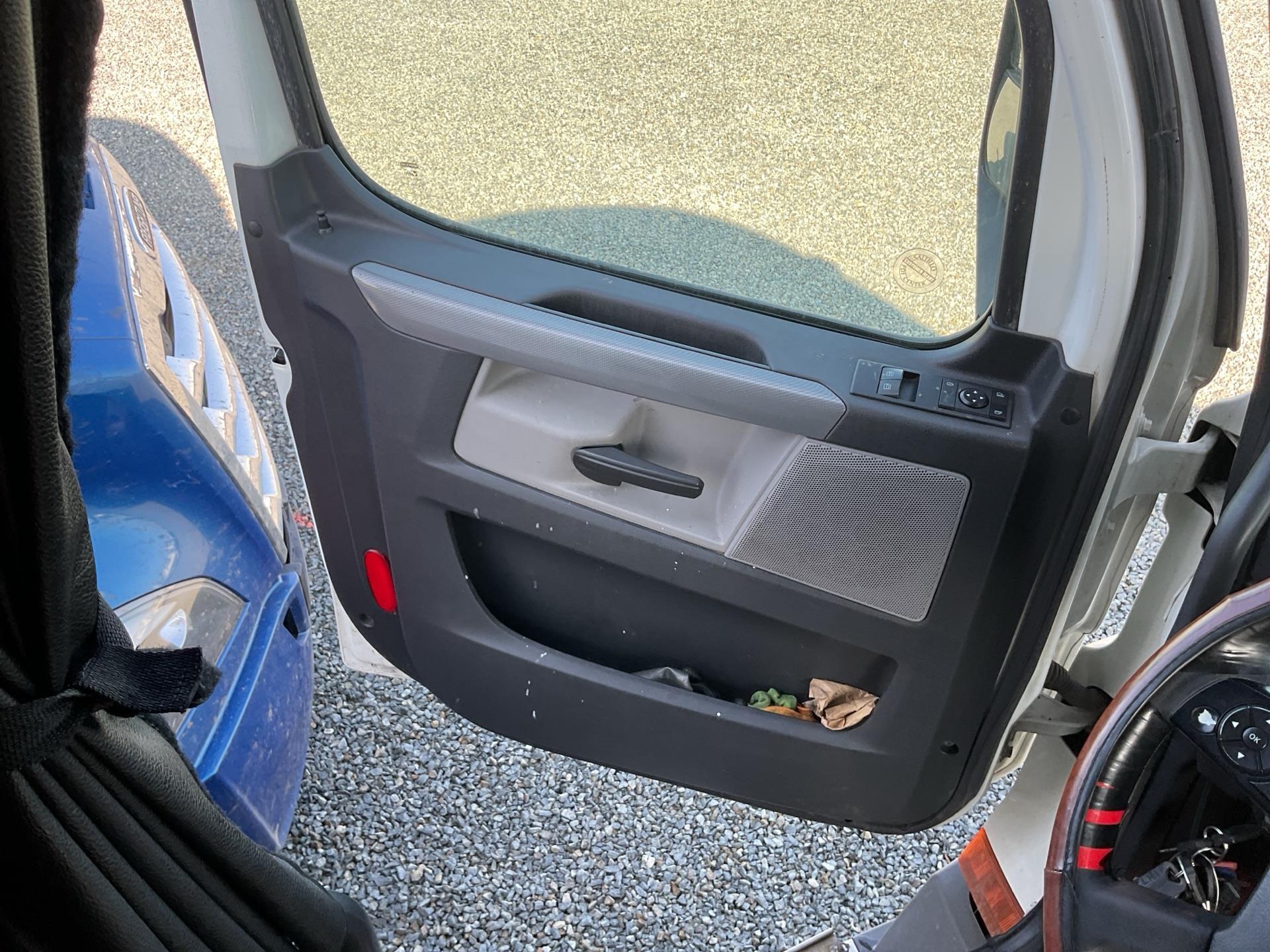 2020 Freightliner CASCADIA 126