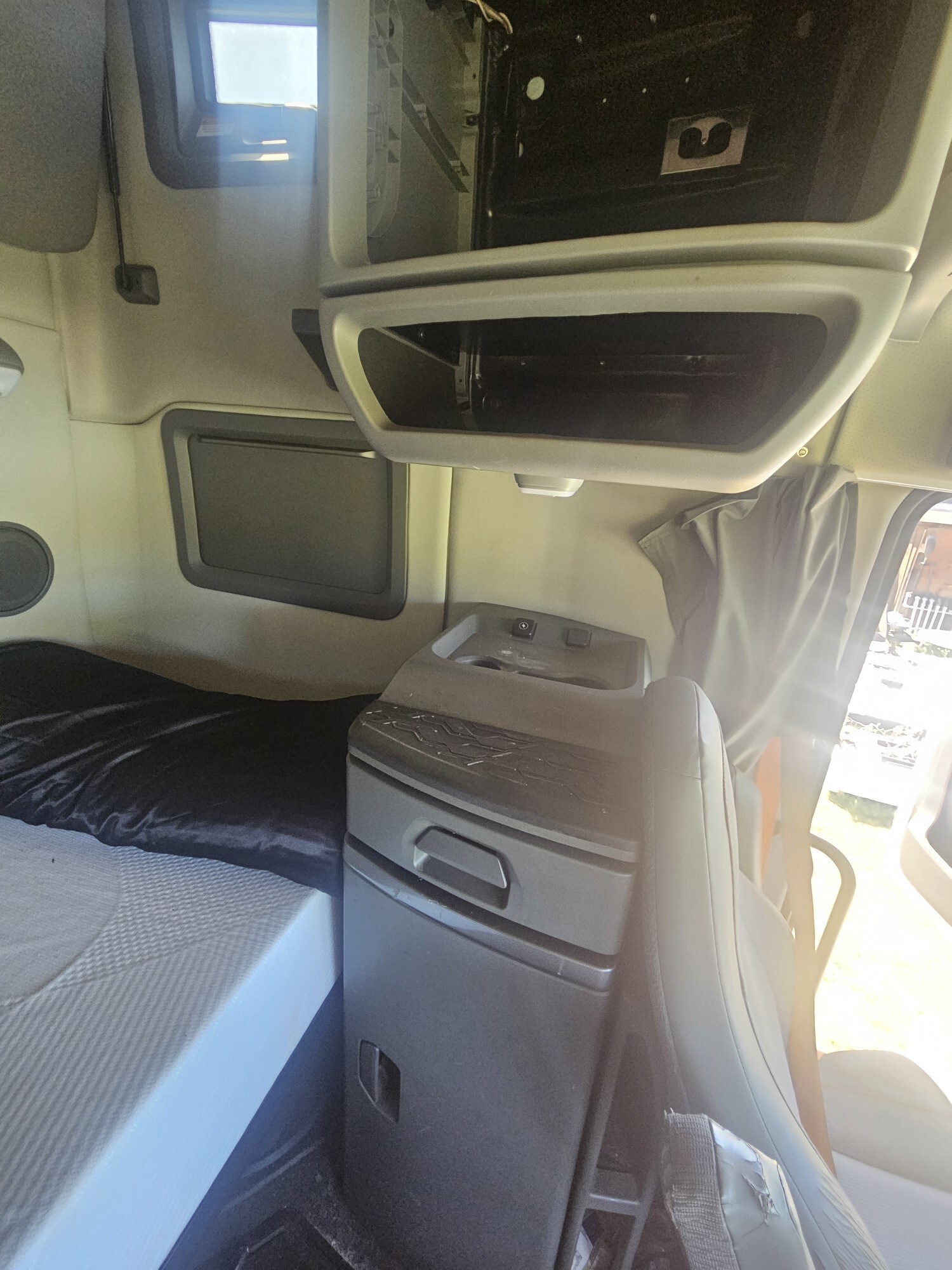 2021 Volvo VNL64T760