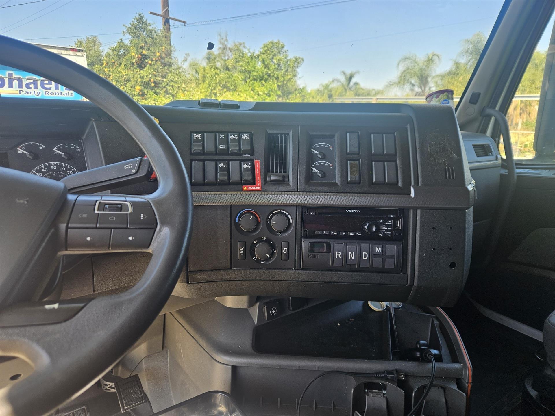 2021 Volvo VNL64T760