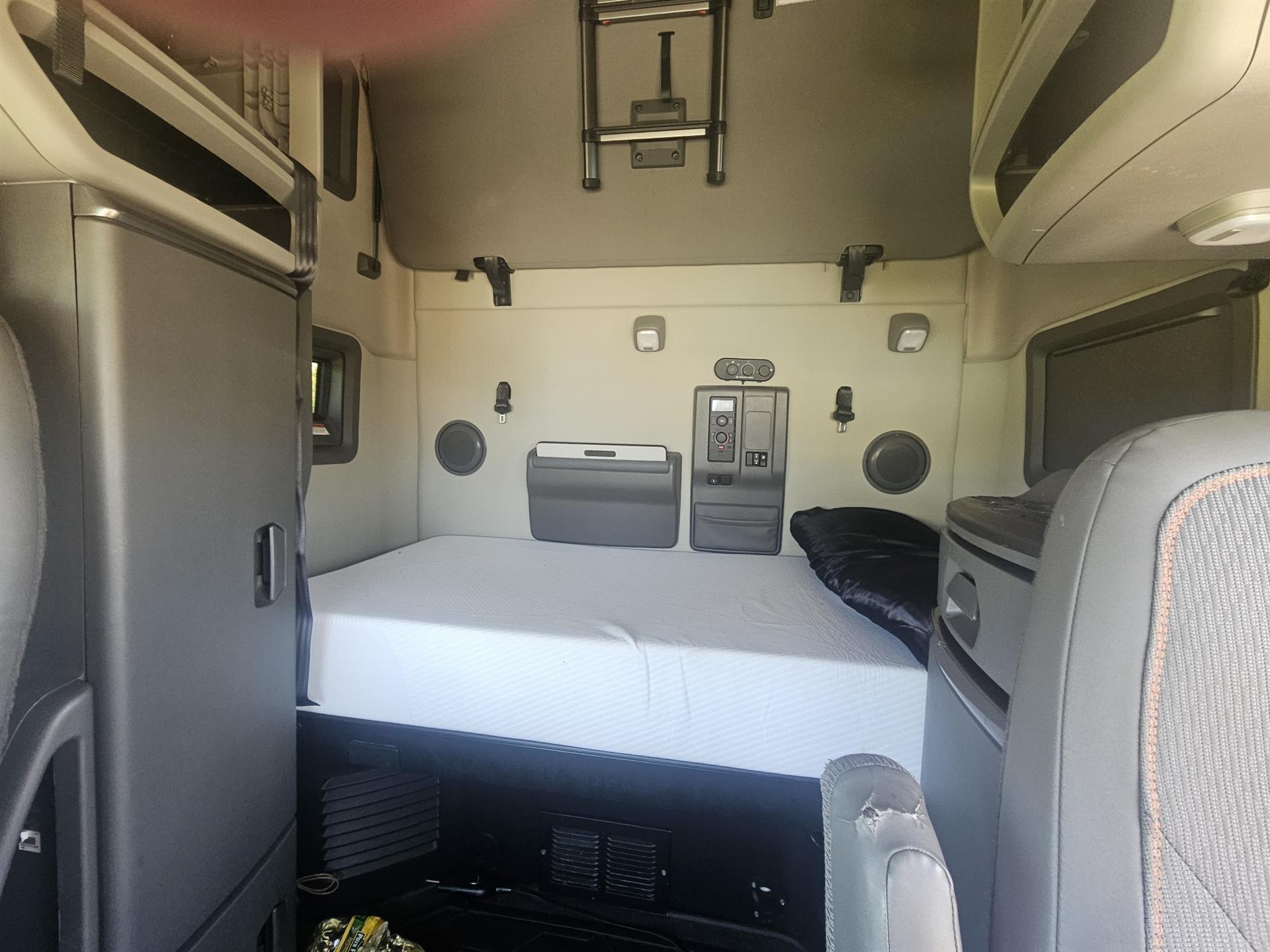 2021 Volvo VNL64T760