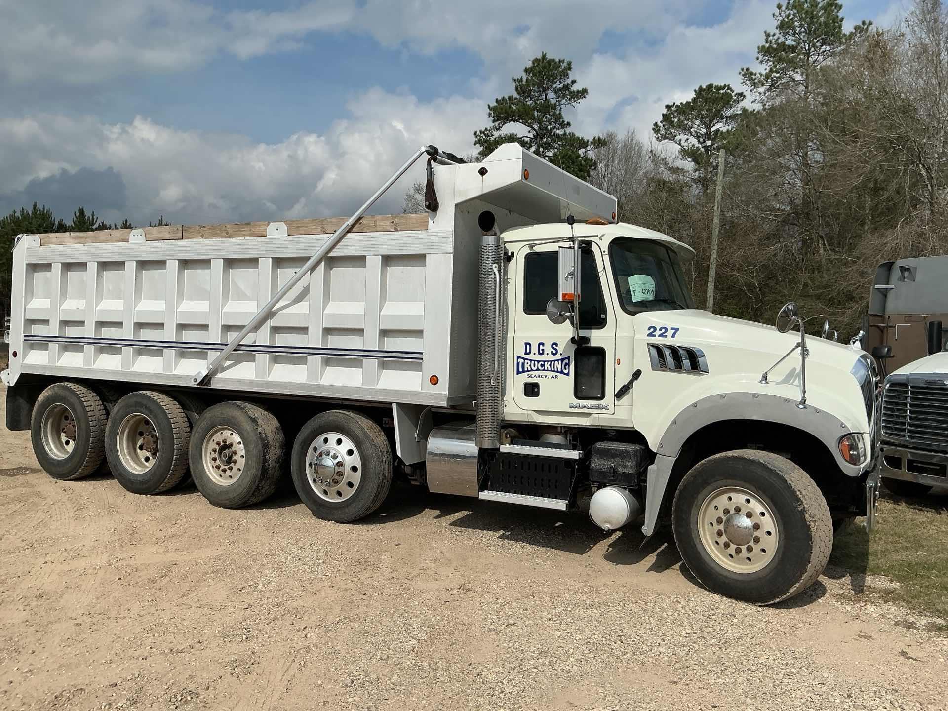 2014 Mack GU713