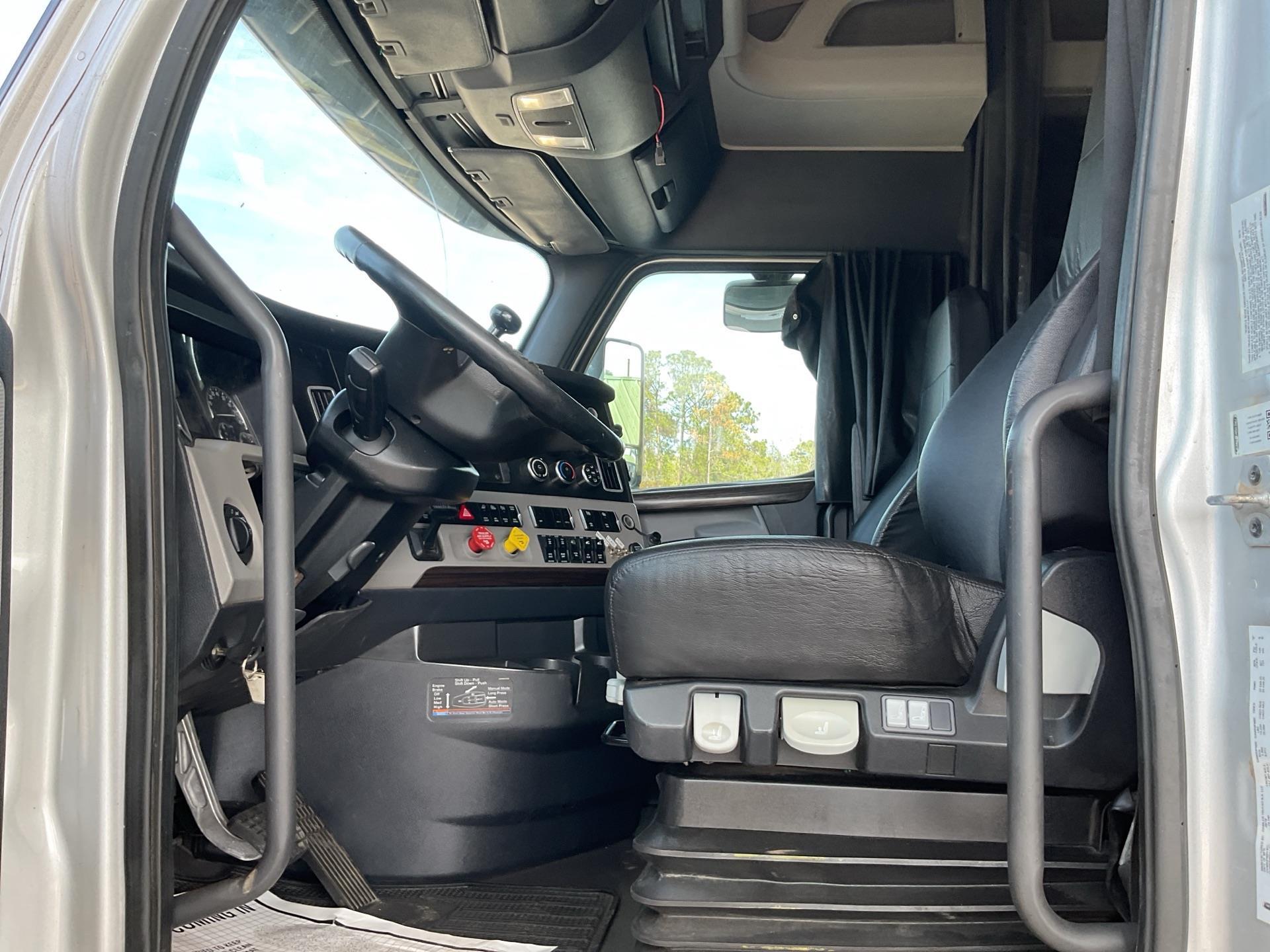 2019 Freightliner CASCADIA 126