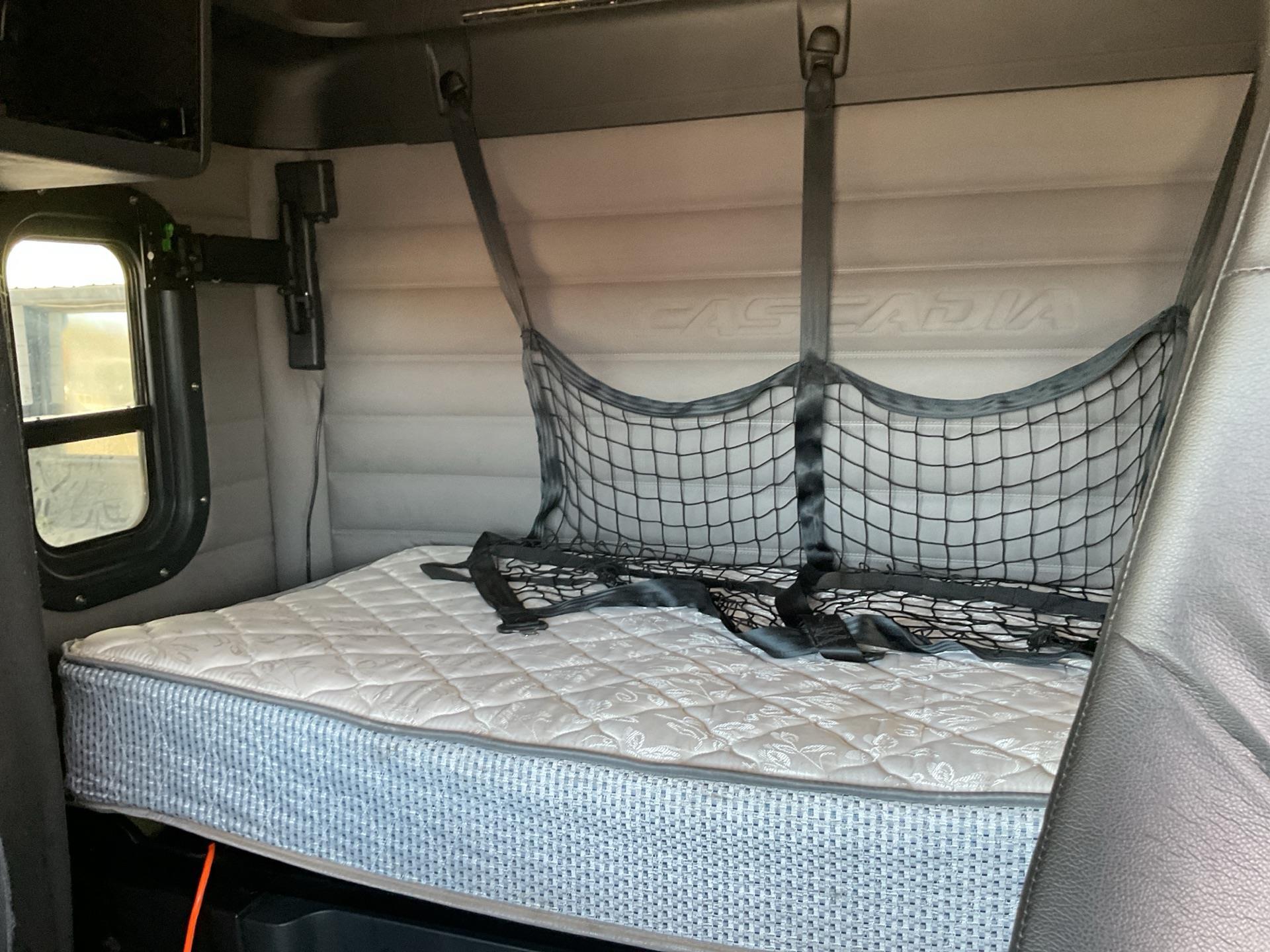 2019 Freightliner CASCADIA 126