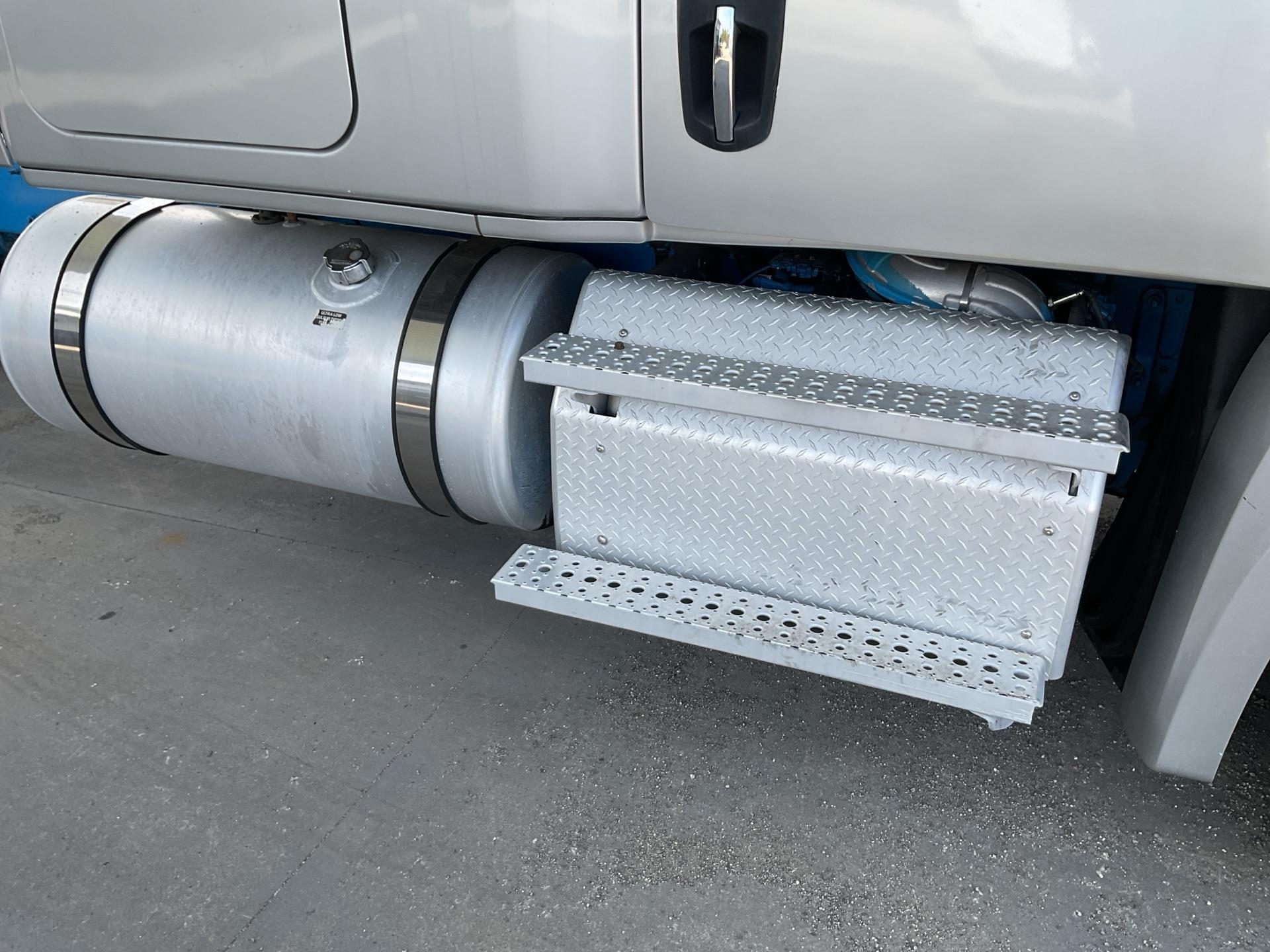 2019 Freightliner CASCADIA 126