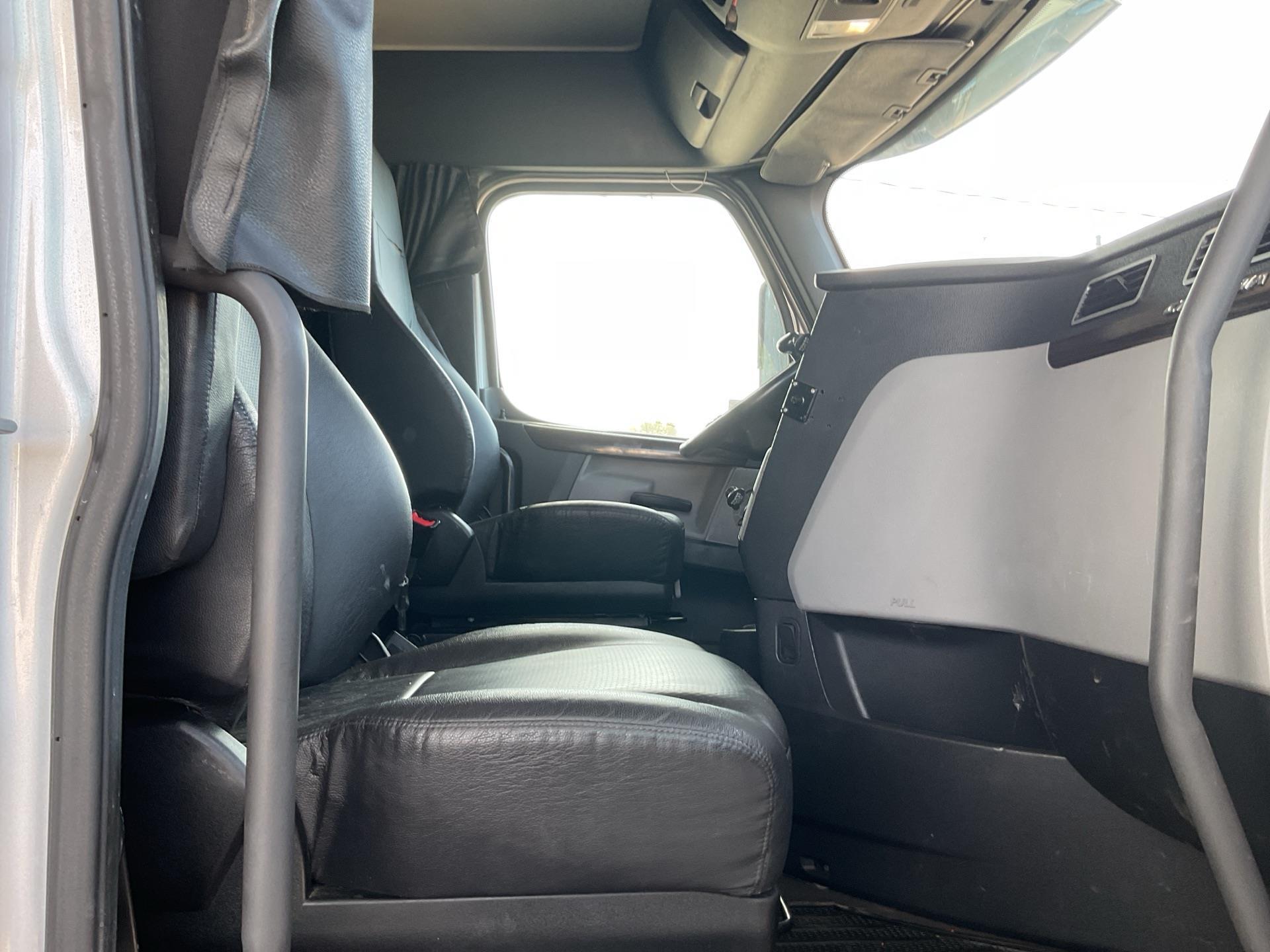 2019 Freightliner CASCADIA 126