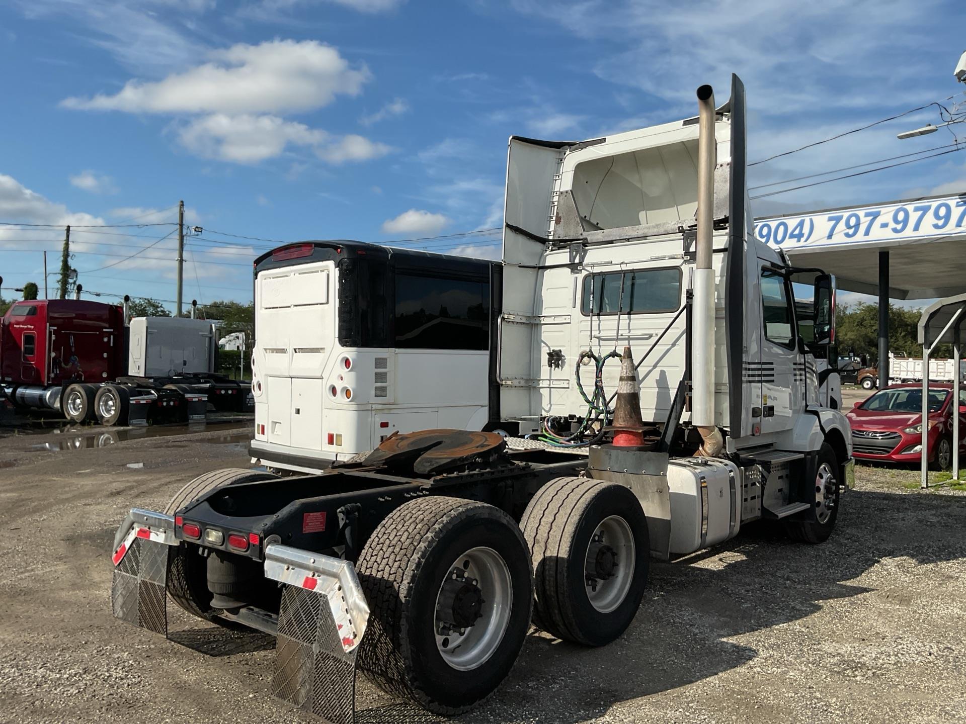 2018 Volvo VNL300