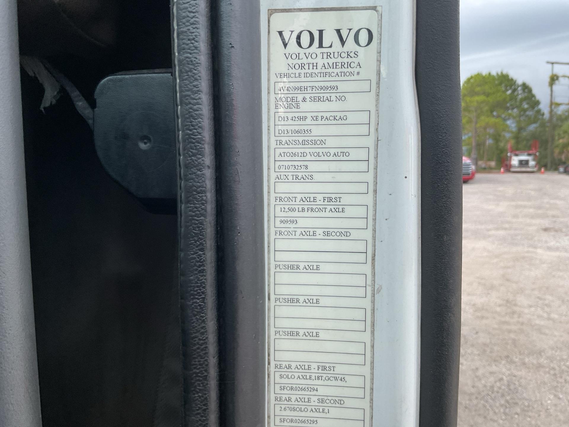 2015 Volvo VNL670