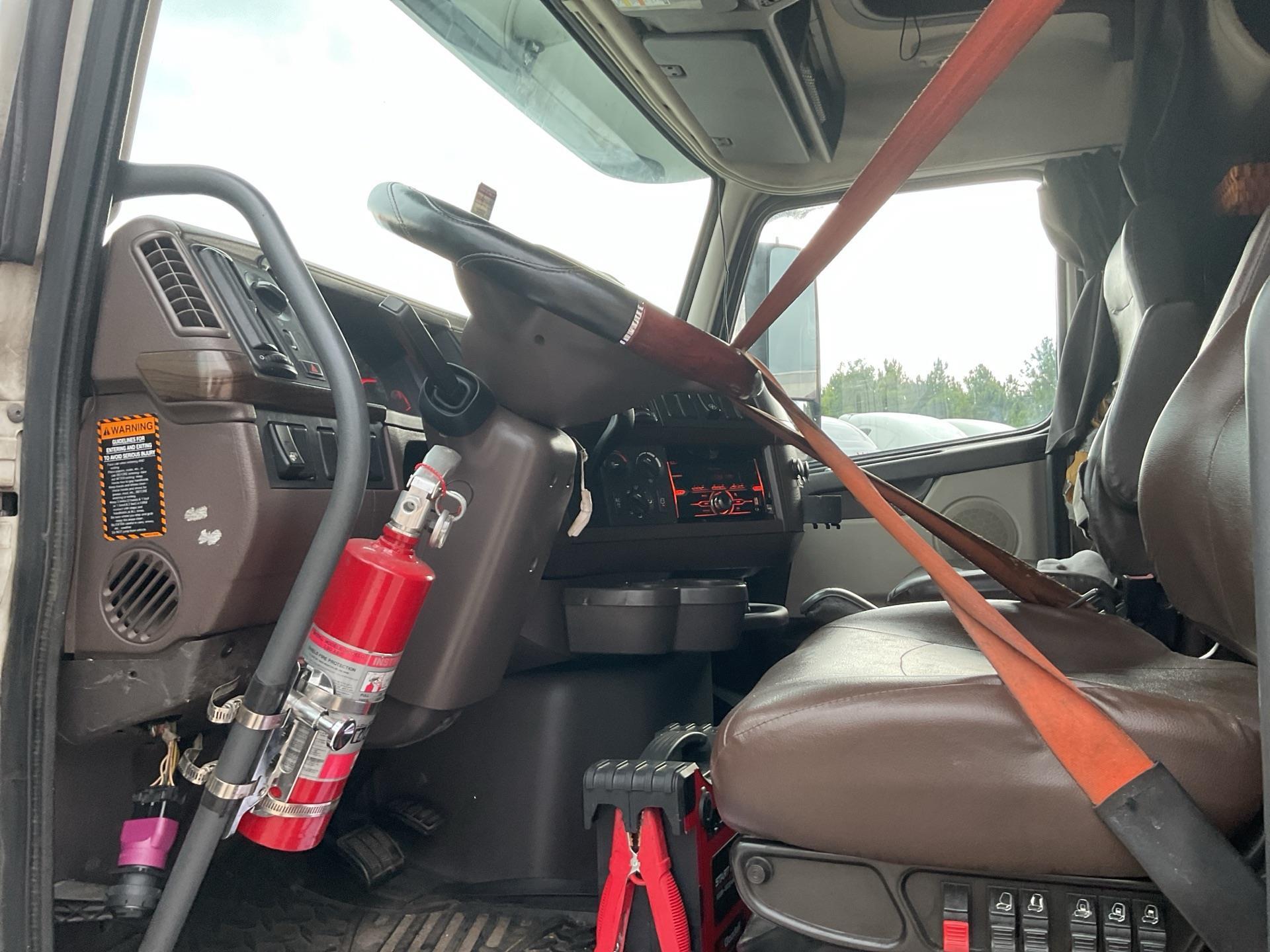2015 Volvo VNL670