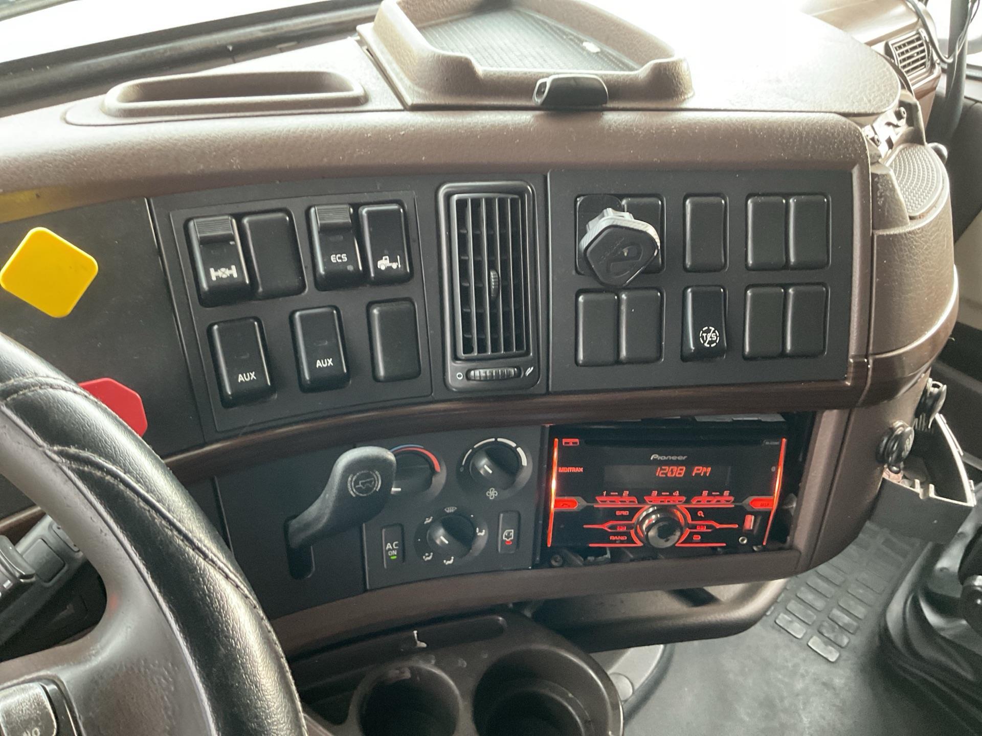 2015 Volvo VNL670