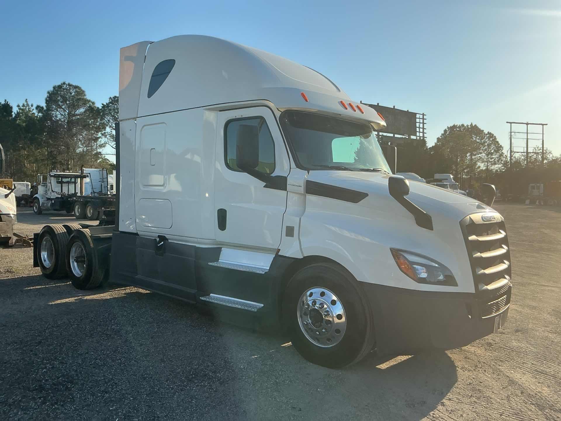 2020 Freightliner CASCADIA 126