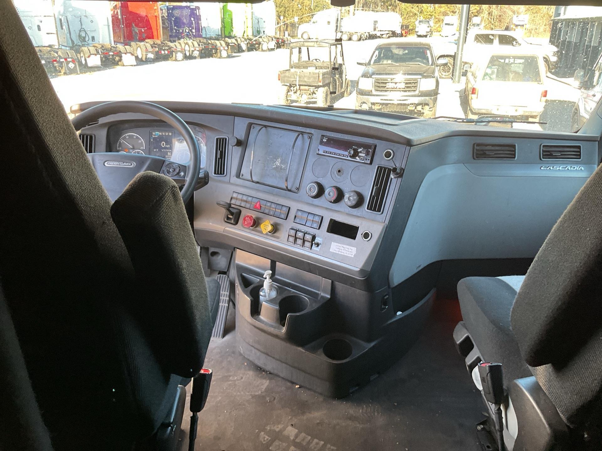 2020 Freightliner CASCADIA 126