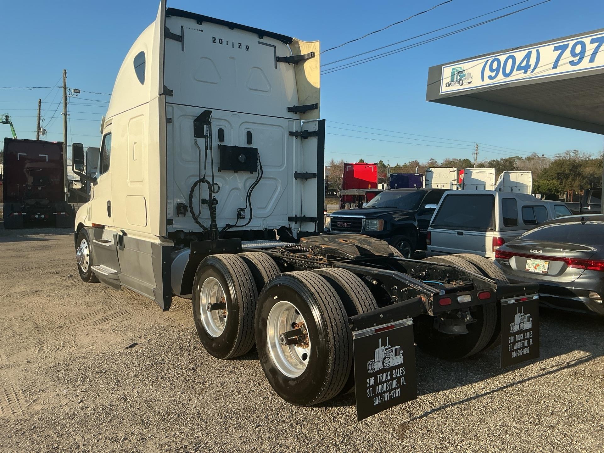 2020 Freightliner CASCADIA 126