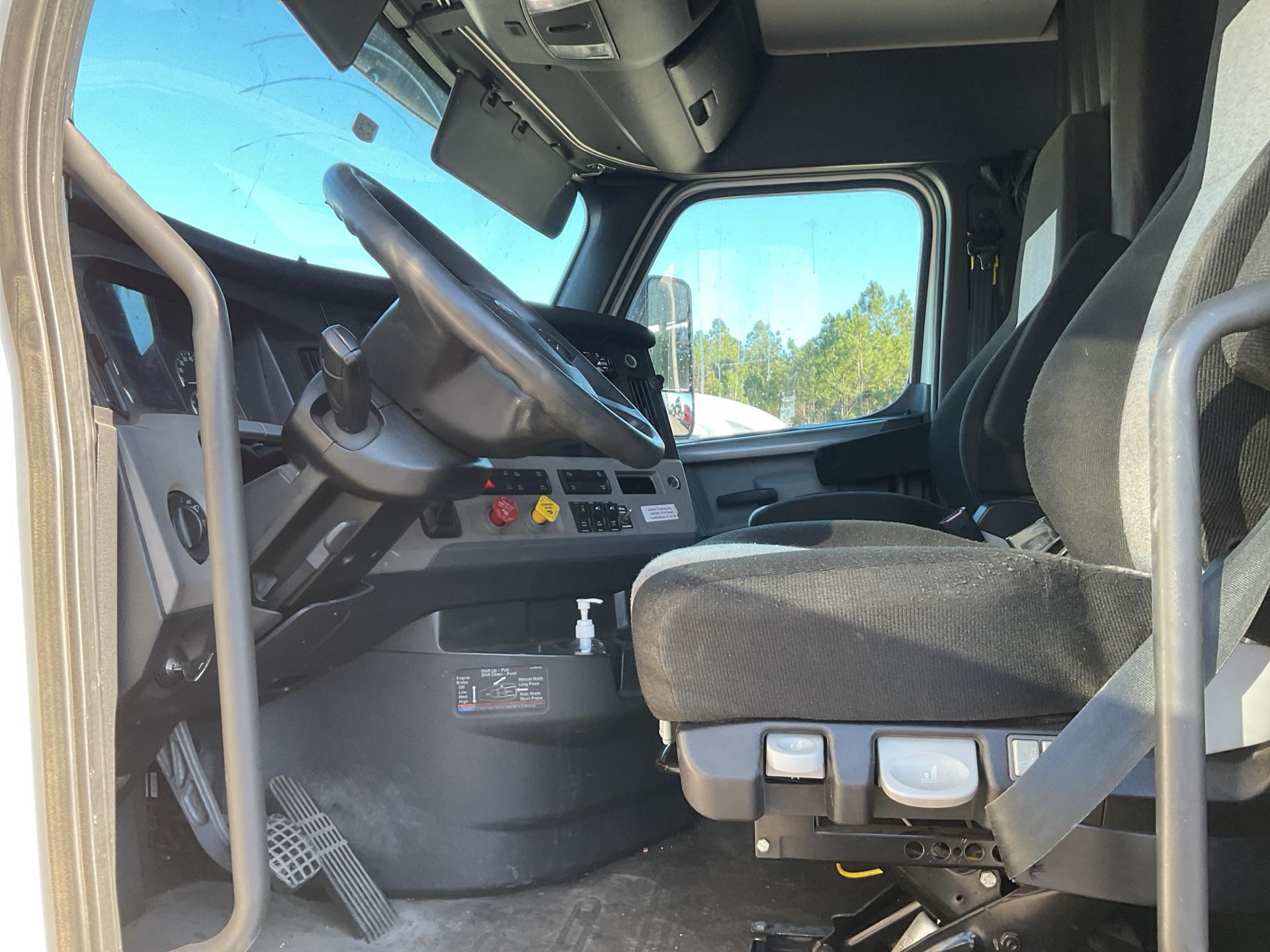 2020 Freightliner CASCADIA 126