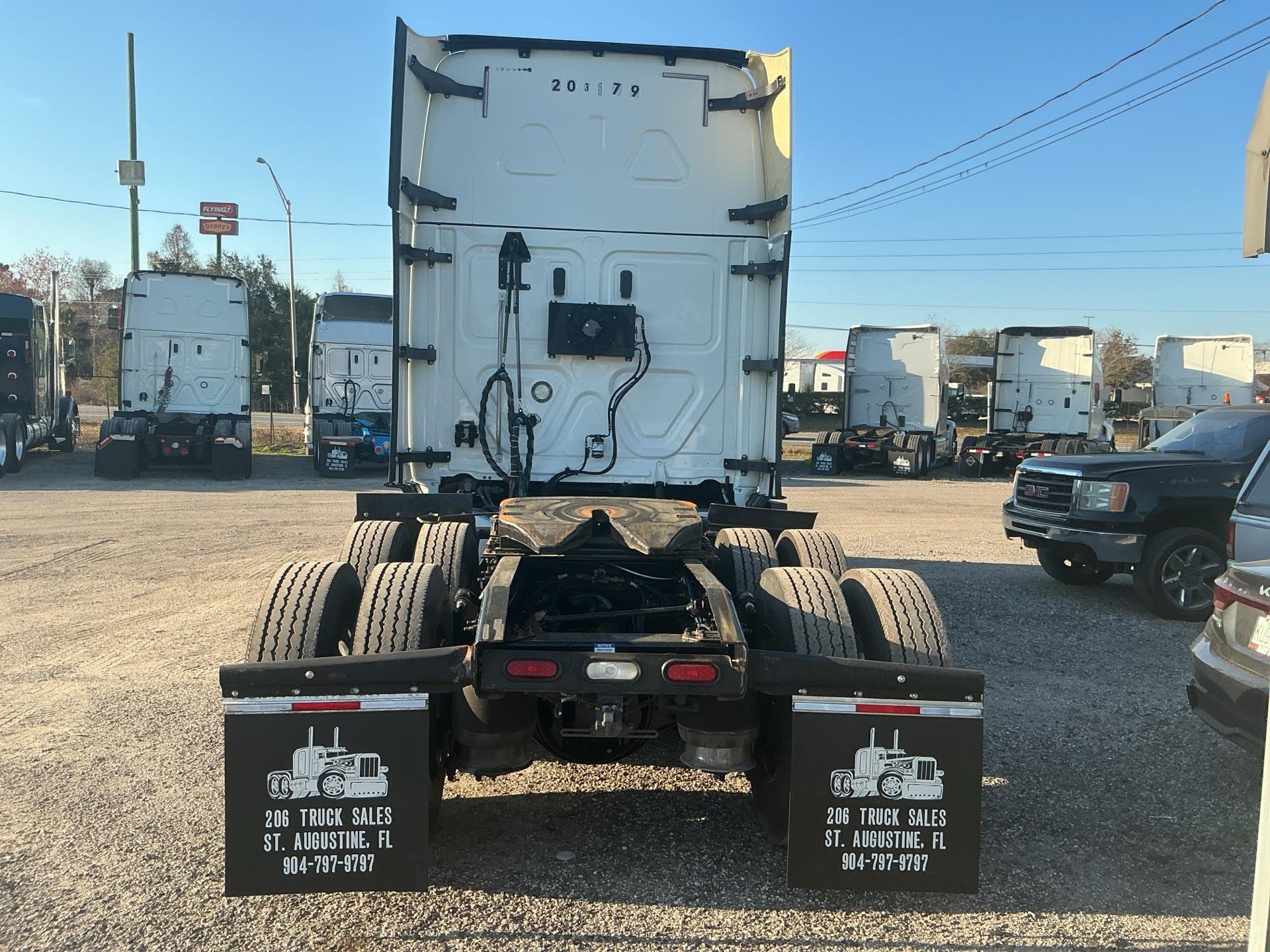2020 Freightliner CASCADIA 126
