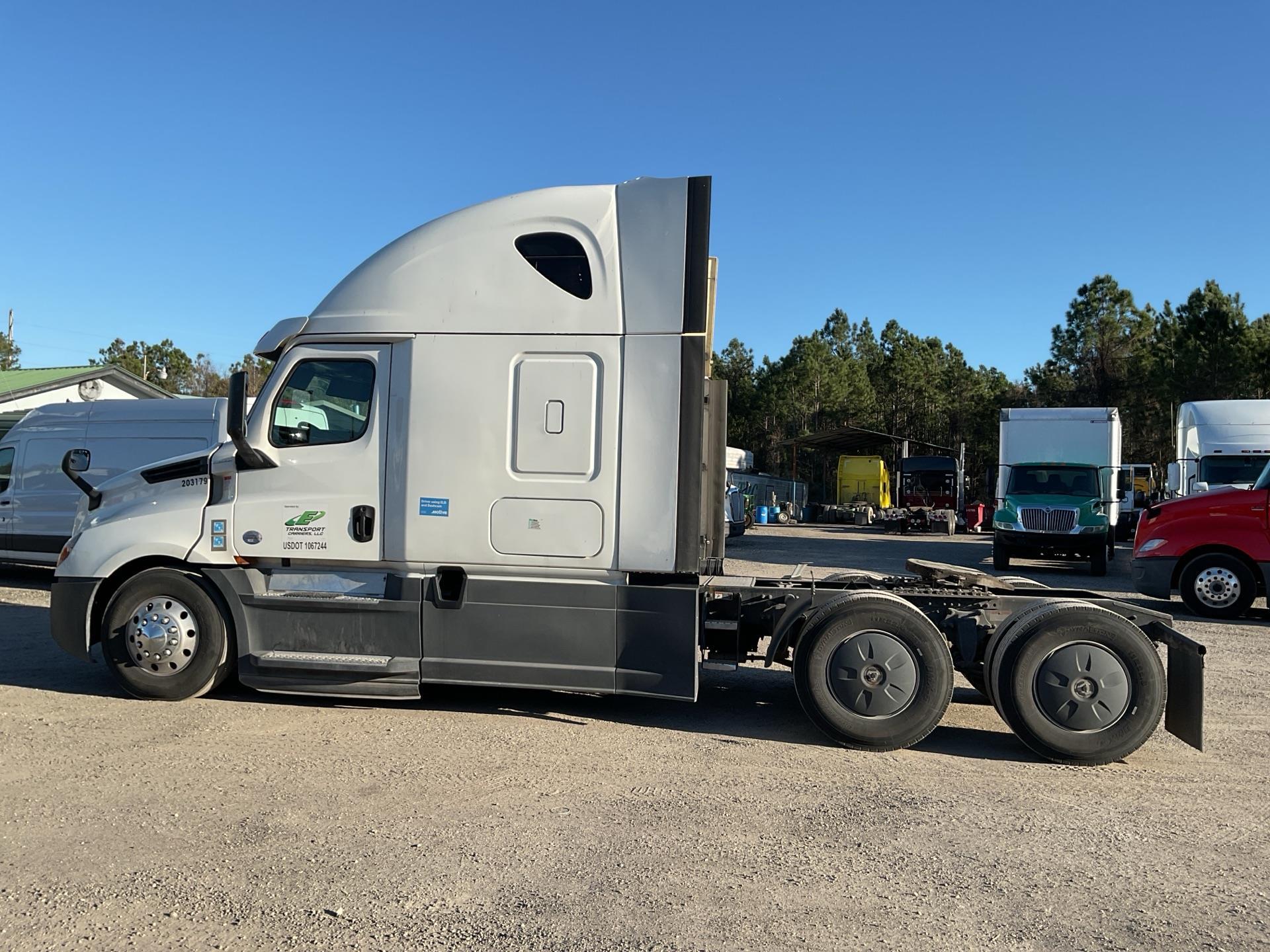2020 Freightliner CASCADIA 126
