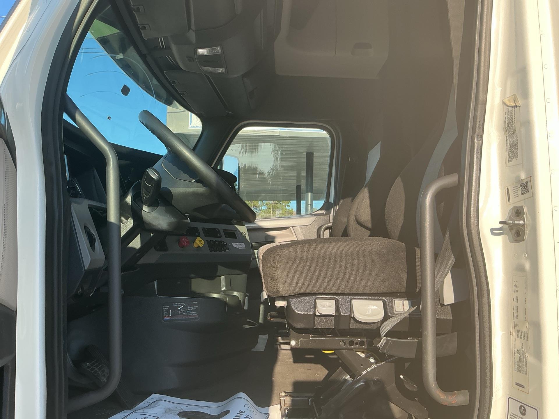 2020 Freightliner CASCADIA 126
