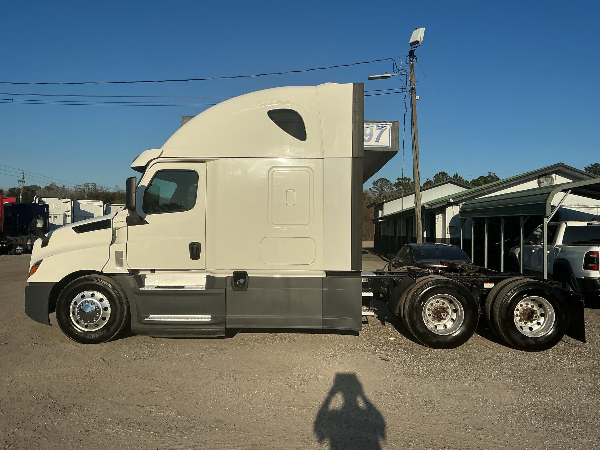 2020 Freightliner CASCADIA 126