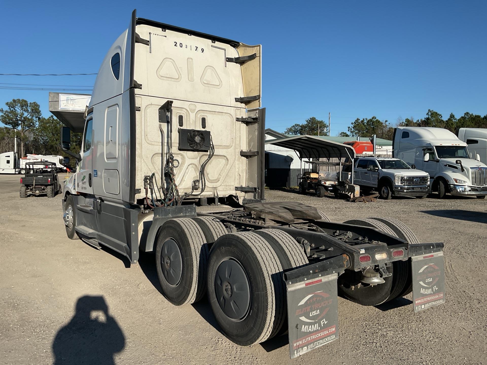 2020 Freightliner CASCADIA 126