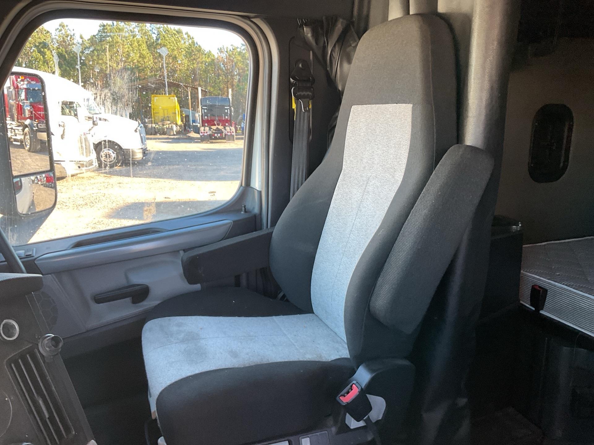 2020 Freightliner CASCADIA 126