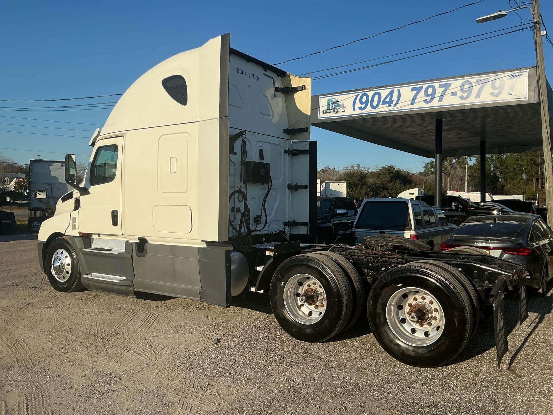 2020 Freightliner CASCADIA 126