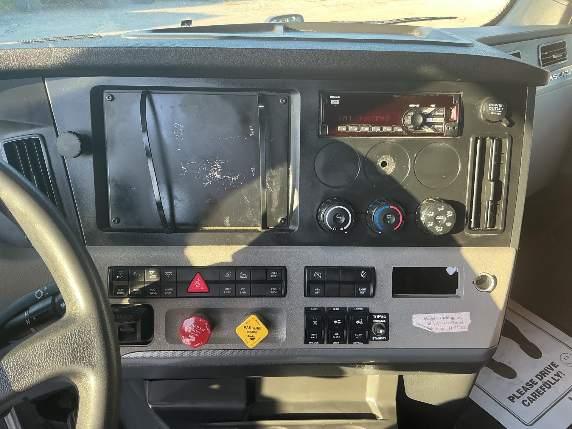 2020 Freightliner CASCADIA 126