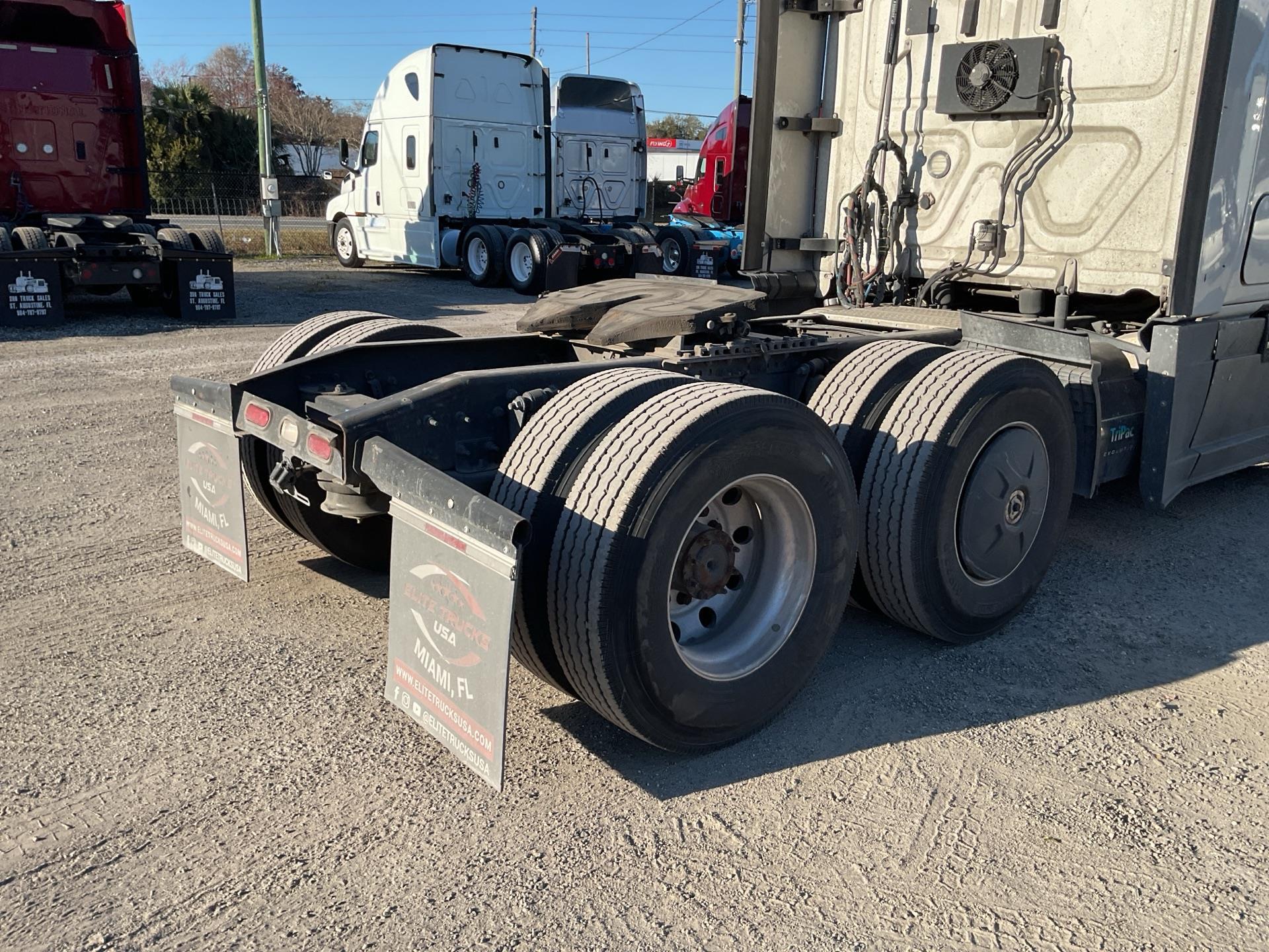 2020 Freightliner CASCADIA 126