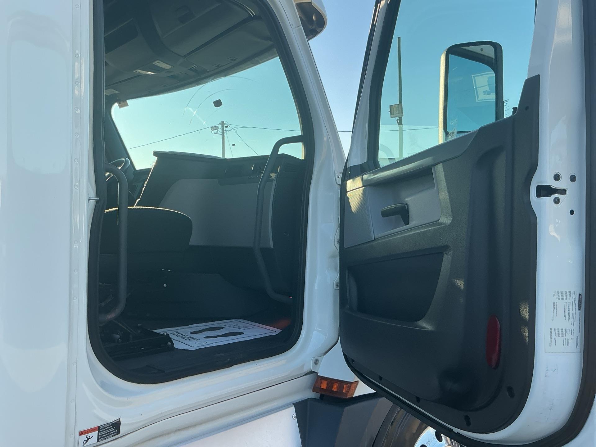 2020 Freightliner CASCADIA 126