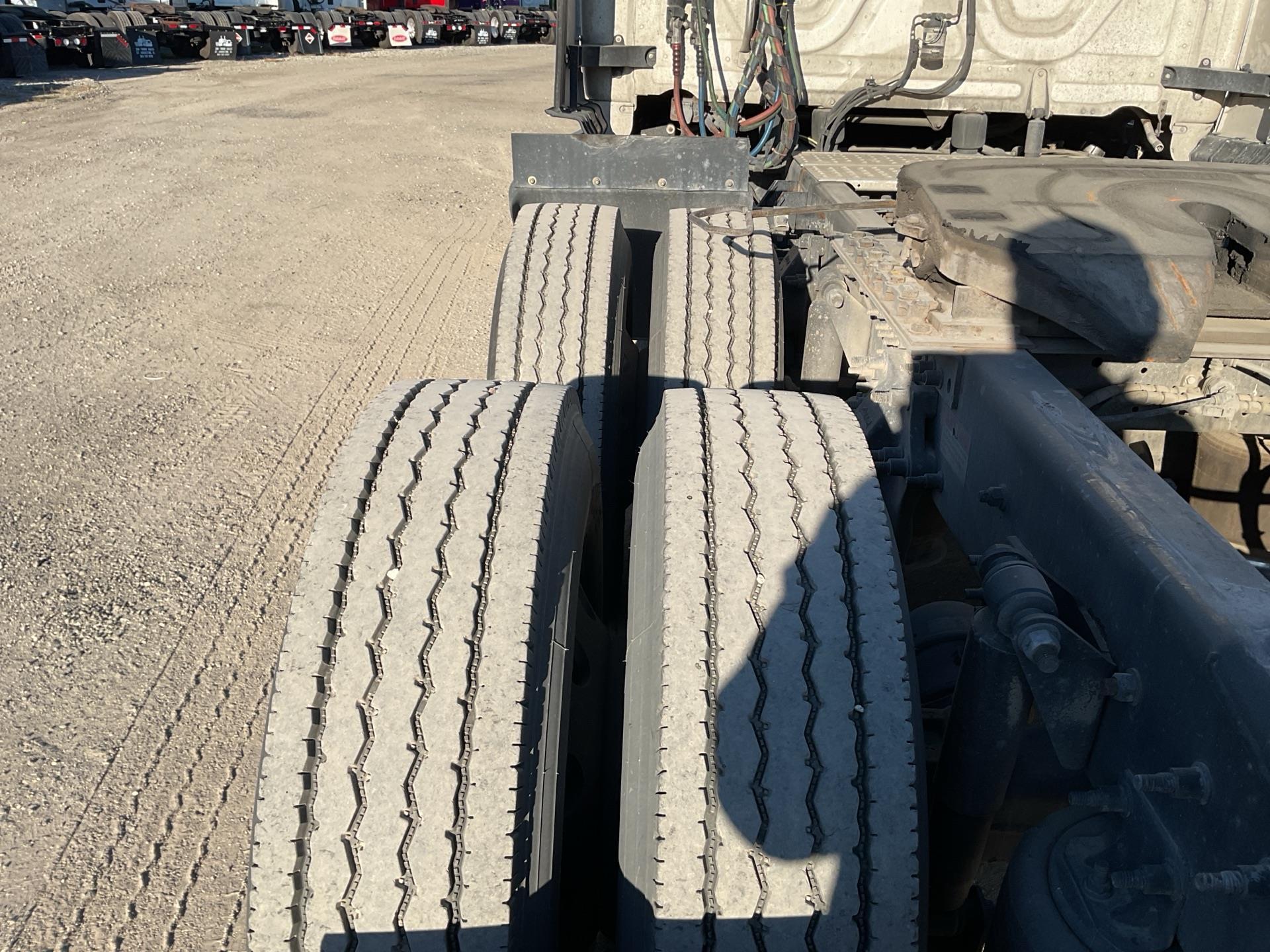 2020 Freightliner CASCADIA 126