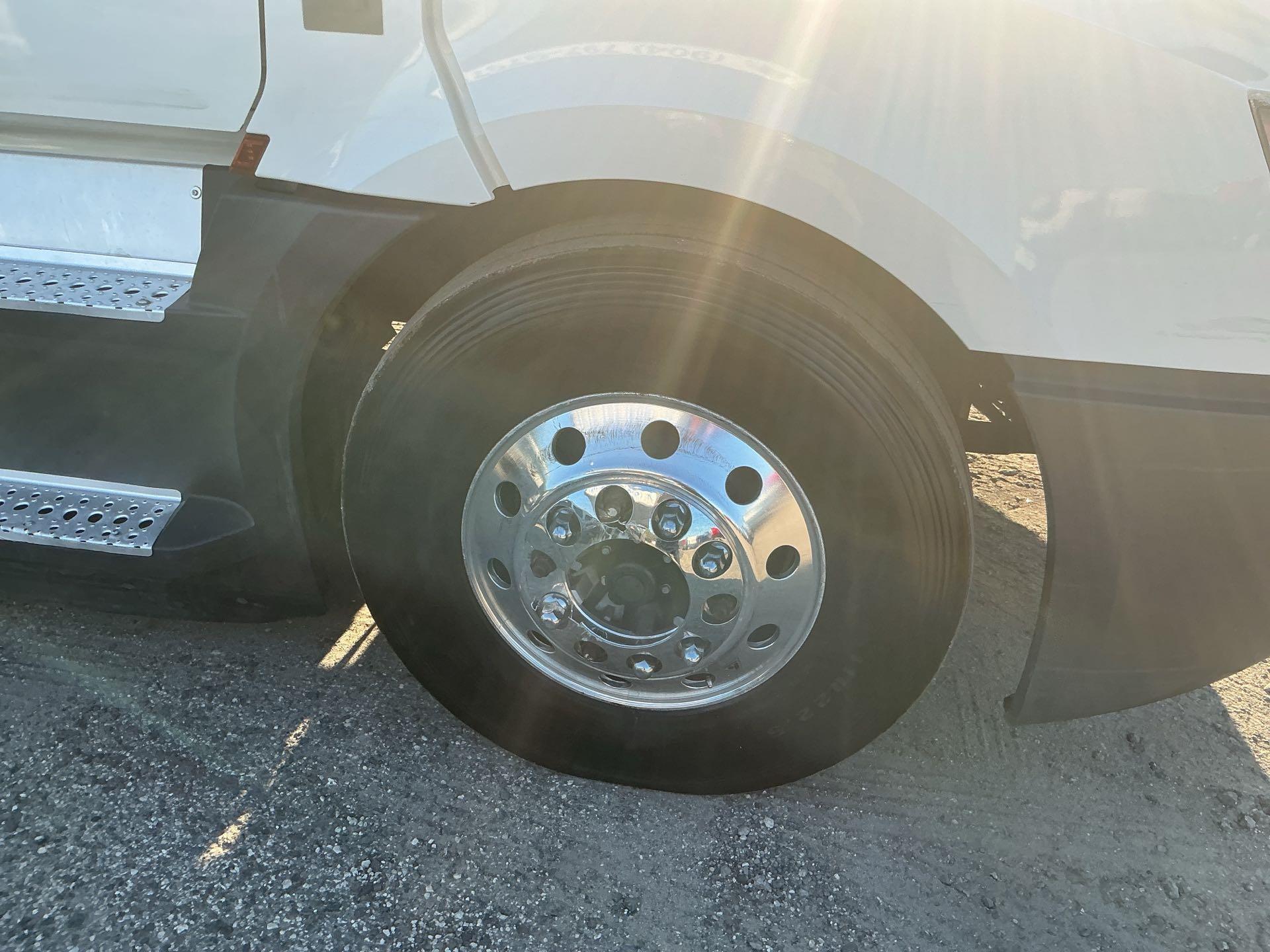 2020 Freightliner CASCADIA 126