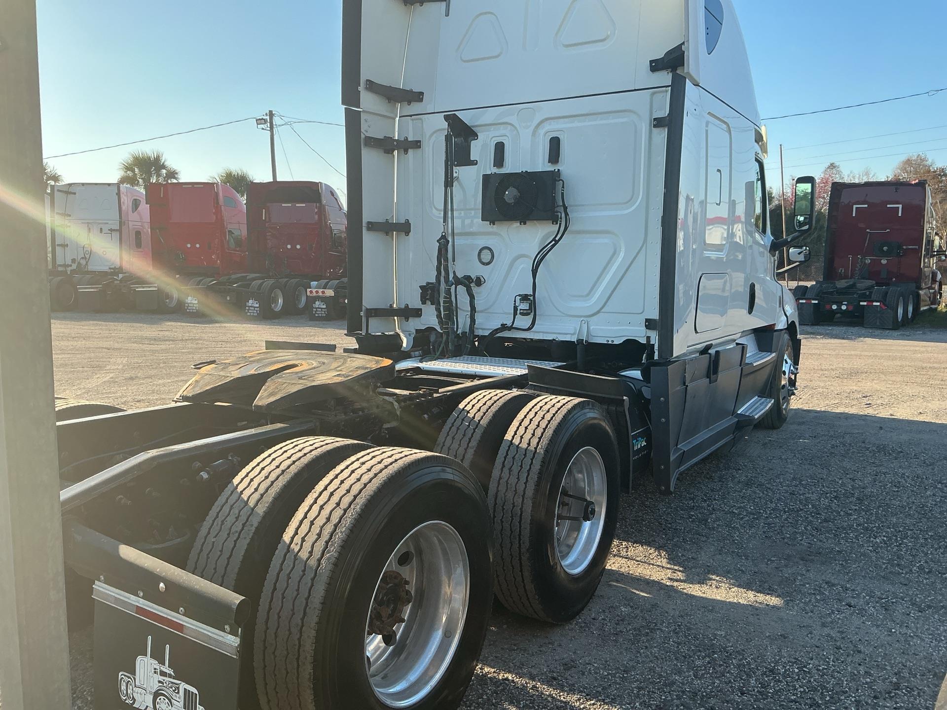 2020 Freightliner CASCADIA 126