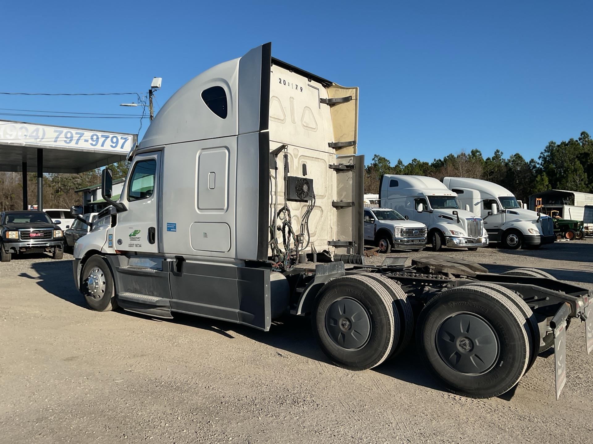2020 Freightliner CASCADIA 126