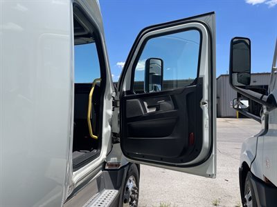 2022 Freightliner CASCADIA 126