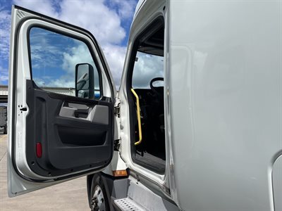 2022 Freightliner CASCADIA 126